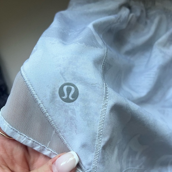 Lululemon Hotty Hot 2.5” white shorts (low rise) - Picture 3 of 4